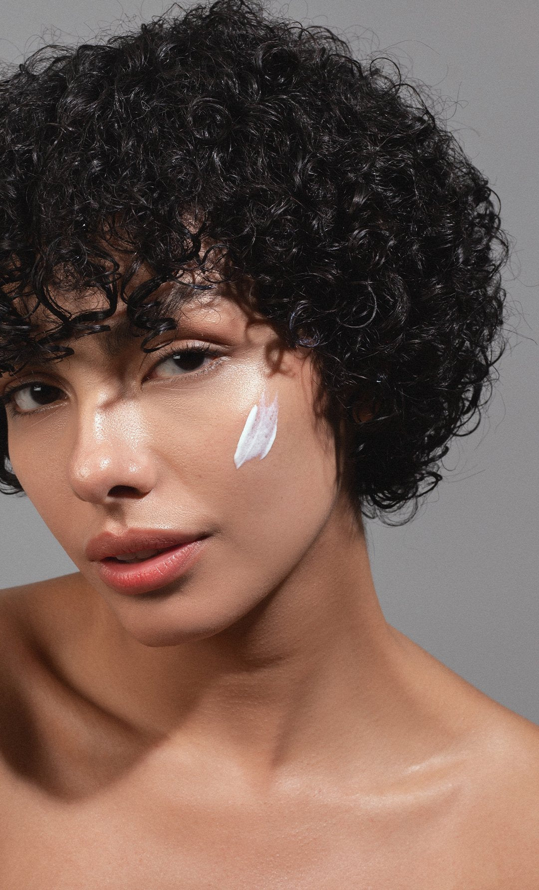 protector y bloqueador solar para la cara y facial
